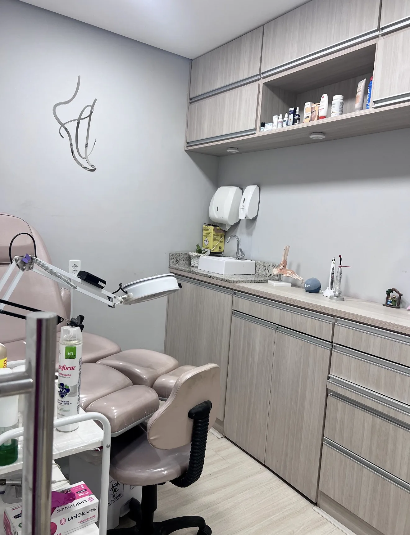 Sala clínica da Domus com bancada limpa e ambiente profissional